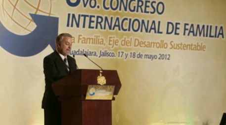 En su intervención, González Márquez aseveró que la familia es parte medular en la educación y desarrollo de la sociedad.  /