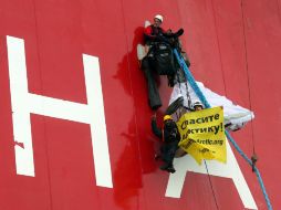 Los activistas sostienen pancartas con la leyenda ''No maten el Ártico''. AFP  /