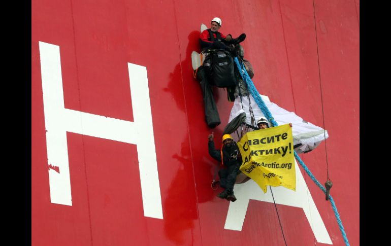 Los activistas sostienen pancartas con la leyenda ''No maten el Ártico''. AFP  /