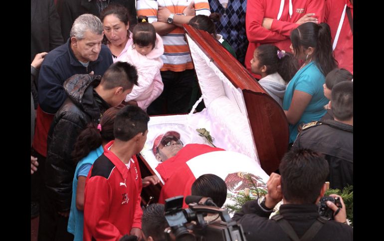 El feretro de Noé Hernández fue abierto durante la ceremonia en Chimalhuacán. SUN /
