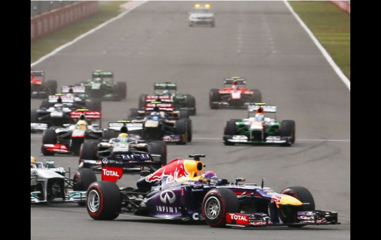 Sebastian Vettel dominó de punta a punta la carrera, que en dos ocasiones fue detenida para que entrara el coche de seguridad. EFE /