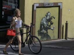 Bansky es uno de los artistas del grafiti conocido por las siluetas de figuras y mensajes en aerosol. AP R.Bowmer.  /
