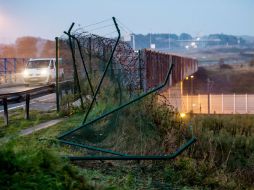 El Eurotúnel ha aumentado la seguridad en sus terminales después de que más de 100 refugiados rompieran la valla de Calais, Francia. AFP / P. Huguen