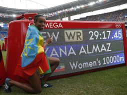 Ayana posa junta a la marca que impusó este viernes en Río 2016. AFP / A.Dennis