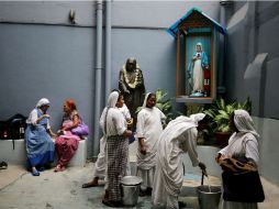 La gente comenzó a congregarse desde primeras horas de la mañana en la sede de su congregación en Calcuta, donde está su tumba. EFE / P. Adhikary