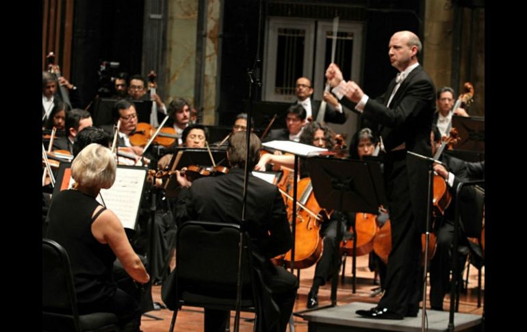 La Orquesta Sinfónica Nacional es dirigida, en este evento, por el británico James Burton. NTX / J. González