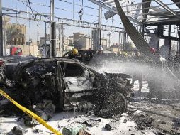 Se registraron cuantiosos daños en automóviles, tiendas y edificios cercanos al lugar en el que estaba estacionado el auto. AP / K. Kadim