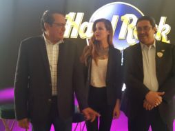 Luis Tostado (izquierda), presidente municipal de Zapopan, Jaydy Michel (centro), presentadora y Luis Ramos (derecha) gerente de Hard Rock Guadalajara, se encargaron de inaugurar el lobby del inmueble. EL INFORMADOR / F. Atilano