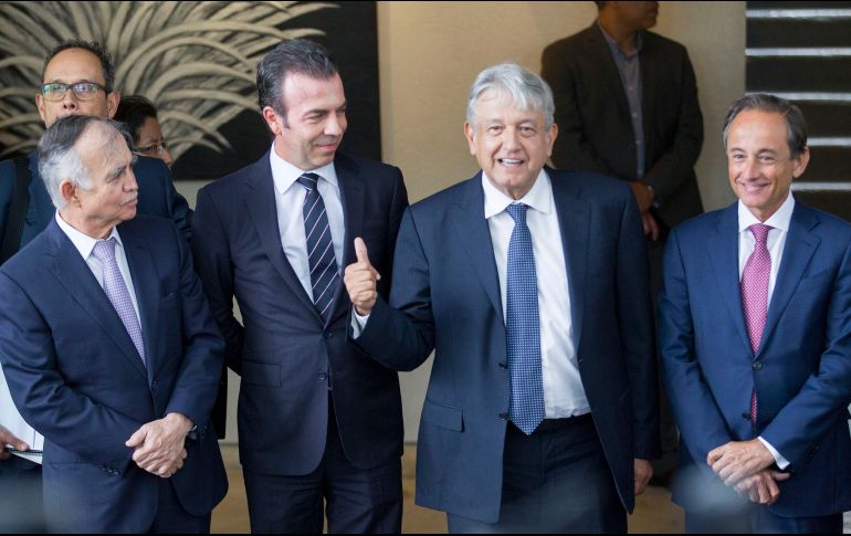 López Obrador salió acompañado del presidente del Consejo, Alejandro Ramírez y de Eduardo Tricio, presidente de Grupo Lala. NTX / J. Pazos