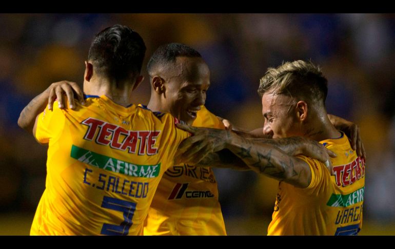 Carlos Salcedo festeja con sus compañeros el tanto que puso a Tigres en Semifinales. AFP