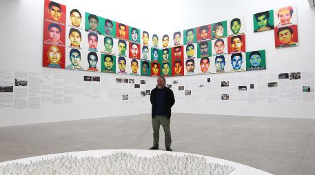 El artista chino Ai Weiwei posa al final de una rueda de prensa sobre su exposición 