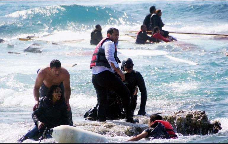 Equipos de rescate del gobierno tunecino lograron rescatar con vida a unas 16 personas. AFP/ARCHIVO