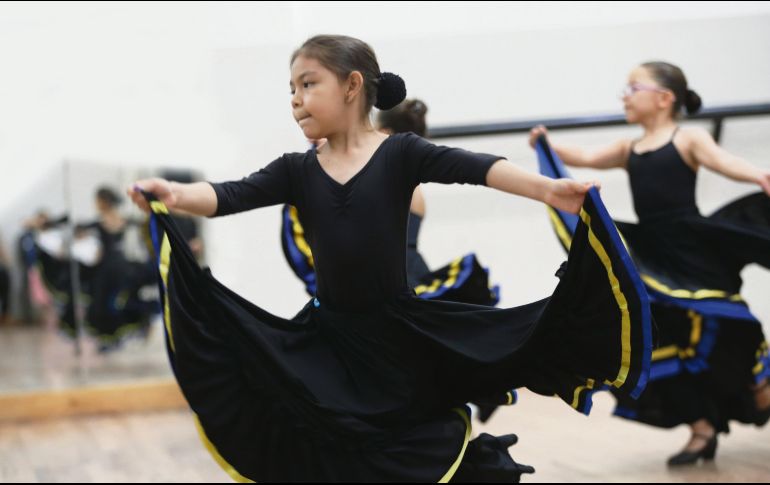El Ballet Folclórico Infantil de la Universidad de Guadalajara practica el espectáculo que presentará el domingo. EL INFORMADOR / F. Atilano