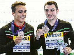 Juan Celaya (izq.) y Yahel Castillo (der.) terminaron en el tercer sitio desde el trampolín de tres metros; México logró otro bronce en plataforma mixta. AFP / M. Vatsyayana