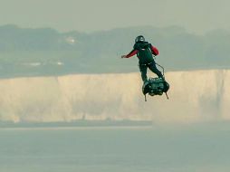 Es el primer hombre en cruzar el canal de la Mancha a bordo de una tabla voladora. AFP/Etoile Noire/Julian Nodowlsky