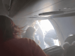 Los pasajeros salieron por las puertas de emergencia del avión, que cubría la ruta Londres-Valencia. TWITTER/@aviaciondigital