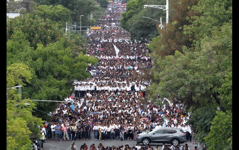 El 11 de agosto, miles de jóvenes participaron en la caminata organizada por la Iglesia de La Luz del Mundo en Guadalajara, en el marco de la Santa Convocación. AFP