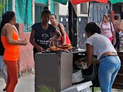 Una mujer vende empanadas en el barrio Romerillo, en La Habana, este miércoles. EFE/Y. Zamora