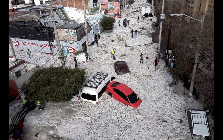 Vialidades de la zona industrial entre Guadalajara y Tlaquepaque amanecieron cubiertas de granizo el 30 de junio, tras una tormenta en la madrugada. Al menos 457 casas resultaron con daños y llevó a una declaratoria de emergencia. AFP
