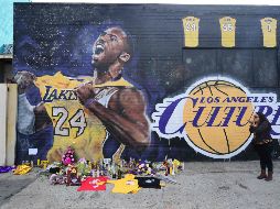 Fanáticos rinden todo tipo de homenajes al ex basquetbolista de los Lakers de Los Ángeles, que falleció el domingo en un accidente de helicóptero. AFP / F. J. Brown