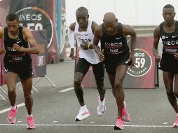 ROMPE LA BARRERA DE LAS DOS HORAS. El pasado 12 de octubre en Viena, el keniano Eliud Kipchoge (de blanco) calzó unos tenis Vaporfly, y terminó la maratón en una hora, 59 minutos y 40 segundos. AP