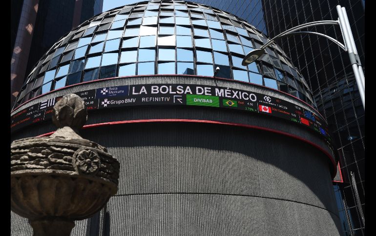 En la jornada, el peso mexicano se apreció un 0.19% frente al dólar al cotizar en 20.35 unidades por billete verde en el mercado interbancario. AFP / ARCHIVO