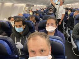 Una foto de un avión lleno de pasajeros en medio de la pandemia despertó polémica. Reuters/Ethan Weiss
