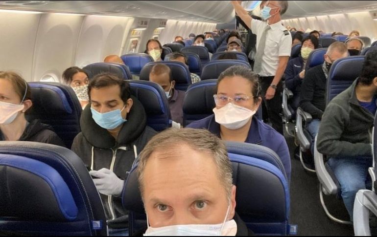 Una foto de un avión lleno de pasajeros en medio de la pandemia despertó polémica. Reuters/Ethan Weiss