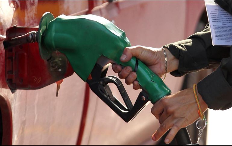La recuperación de los precios internacionales del petróleo mexicano ha traído como consecuencia un incremento quincenal de 4.5% en el precio de la gasolina de bajo octanaje. NTX / ARCHIVO
