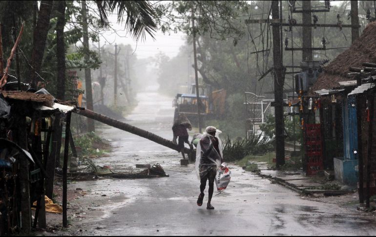 La tormenta causó daños sin precedentes en la histórica ciudad india de Calcuta y dejó más de 90 muertos. EFE / ARCHIVO
