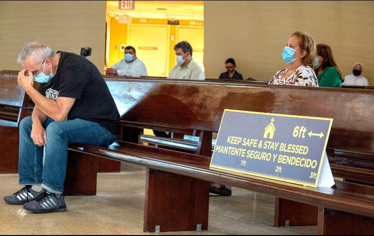 En iglesias de Florida se pide a los feligreses mantenerse separados para evitar contagios. EFE/C. Herrera