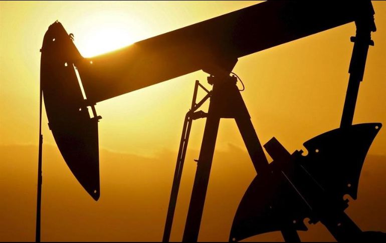 El barril de petróleo de Texas para entrega en julio se desplomó un 4.5 por ciento. EFE/ARCHIVO
