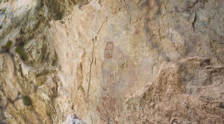 El desprendimiento de las rocas del Cerro de la Pasión descubrió dos dibujos pintados hace cientos de años en las piedras que movió el temblor. EFE / L. Villalobos