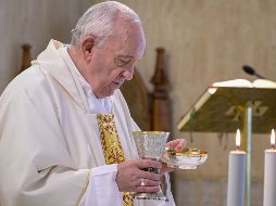 El Papa ofreció una misa en la capilla Santa Marta, con un número limitado de asistentes por la pandemia. AFP /