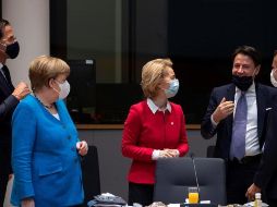 Mark Rutte, Angela Merkel, Úrsula von der Leyen, Giuseppe Conte y Emmanuel Macron durante una reunión paralela en el segundo día de la cumbre de la UE en Bruselas, Bélgica. EFE