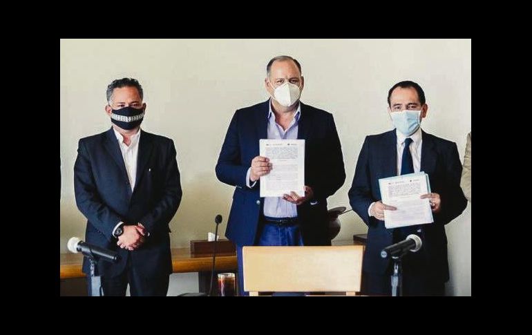 Santiago Castillo, titular de la UIF; Gustavo de Hoyos, presidente de Coparmex, y Arturo Herrera, secretario de Hacienda, en la firma del convenio ESPECIAL
