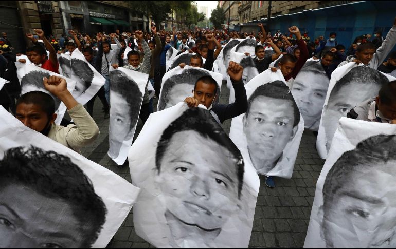 Padres de los 43 normalistas y alumnos de la Escuela Normal Rural donde estudiaron salieron a protestar en la Ciudad de México. El Presidente López Obrador les prometió que habrá “cero impunidad”. SUN/D. Sánchez