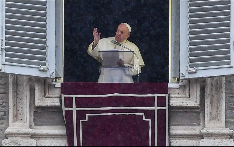 Francisco se dirige hoy a fieles en la plaza de San Pedro, en el Vaticano. AFP/T. Fabi