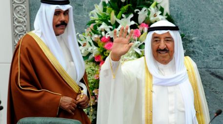 Nawaf (i) era el viceemir y príncipe heredero desde que Al Sabah (d) ascendió al trono en 2006. EFE/R. Qutena