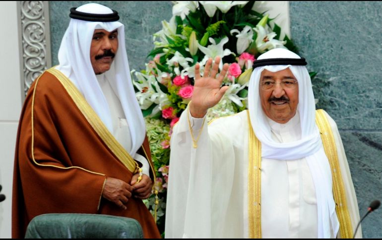Nawaf (i) era el viceemir y príncipe heredero desde que Al Sabah (d) ascendió al trono en 2006. EFE/R. Qutena