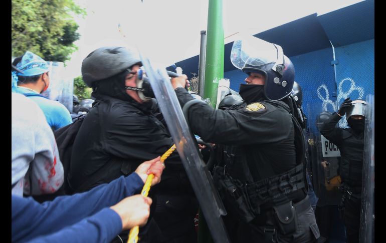 Policías y manifestantes se enfrentaron en el lugar. EFE/S. Gutiérrez