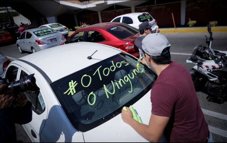 Los conductores de plataformas de ERT se manifestaron en el Centro de Guadalajara y tomaron varias avenidas. Exigieron que se les permita operar como a los taxis tradicionales. EL INFORMADOR /F. ATILANO