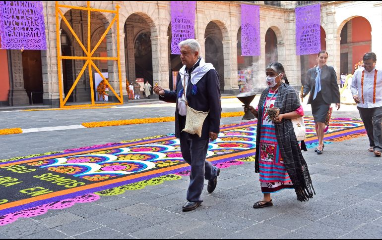 El Presidente y su esposa recibieron una bendición en la lengua mazateca. EFE / Presidencia