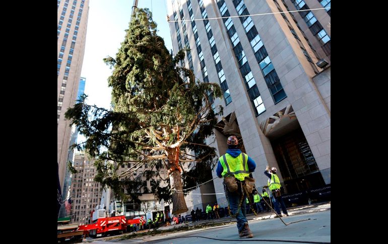 Con restricciones debido a la pandemia de coronavirus, el encendido del árbol de Navidad se mantiene como una de las principales tradiciones en Nueva York. EFE/P. Foley