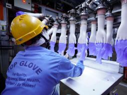 El gobierno ordenó el lunes el cierre por etapas de 28 plantas de Top Glove en Klang para someter a los trabajadores a pruebas y cuarentena. AP/ARCHIVO