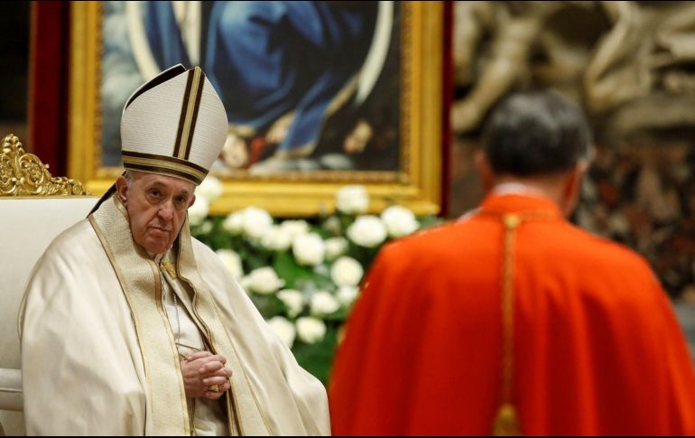 La mayoría de los Cardenales se quitaron la mascarilla cuando se acercaron a un Francisco sin cubrebocas para recibir sus sombreros rojos (capelos cardenalicios). EFE