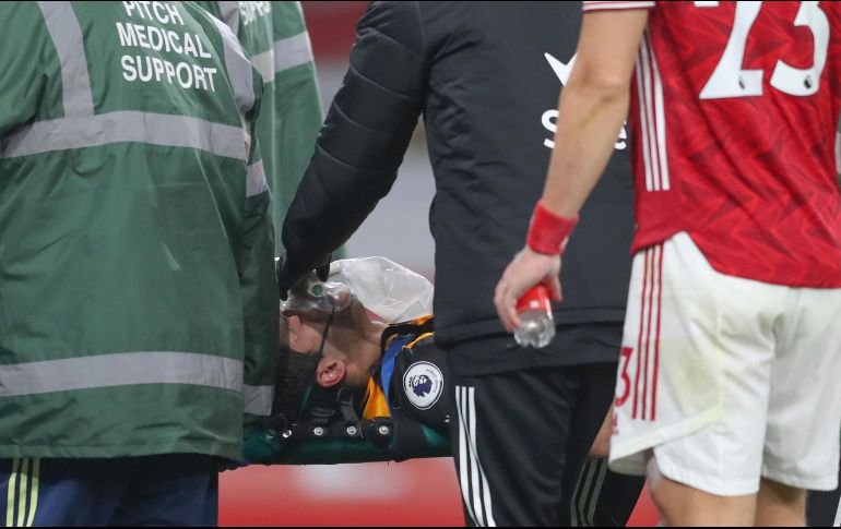 Tras ser atendido durante más de 10 minutos, Raúl Jiménez fue retirado en camilla de la cancha del estadio Emirates en Londres. AP/C. Ivill