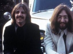 Ringo (izq.) y Lennon (der.) sentados frente a un coche y sonriendo. INSTAGRAM / @ringostarrmusic