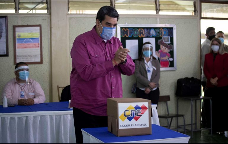 Maduro explicó ese supuesto plan al ser consultado por las razones para cambiar su centro de votación el mismo día de la contienda. EFE/R. Peña