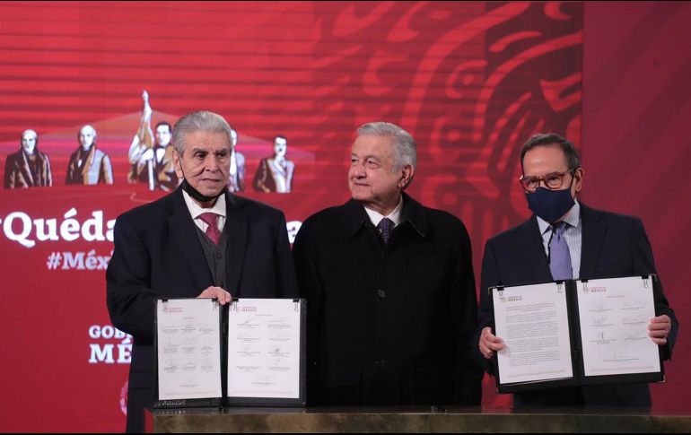 CarlosAceves (CTM), el presidente López Obrador y Carlos Salazar (CCE), en la firma del acuerdo. SUN/G. Espinosa
